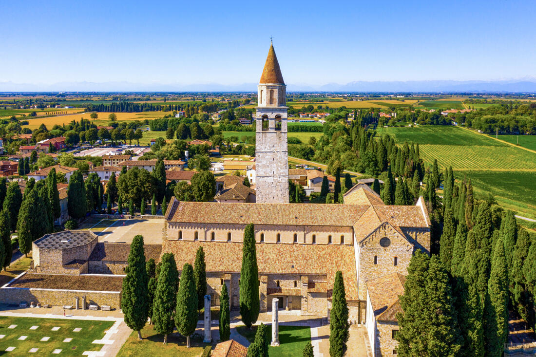 Festői légi felvétel Aquileia kis olasz városára és az ősi patriarchális bazilikára di Santa Maria Assunta