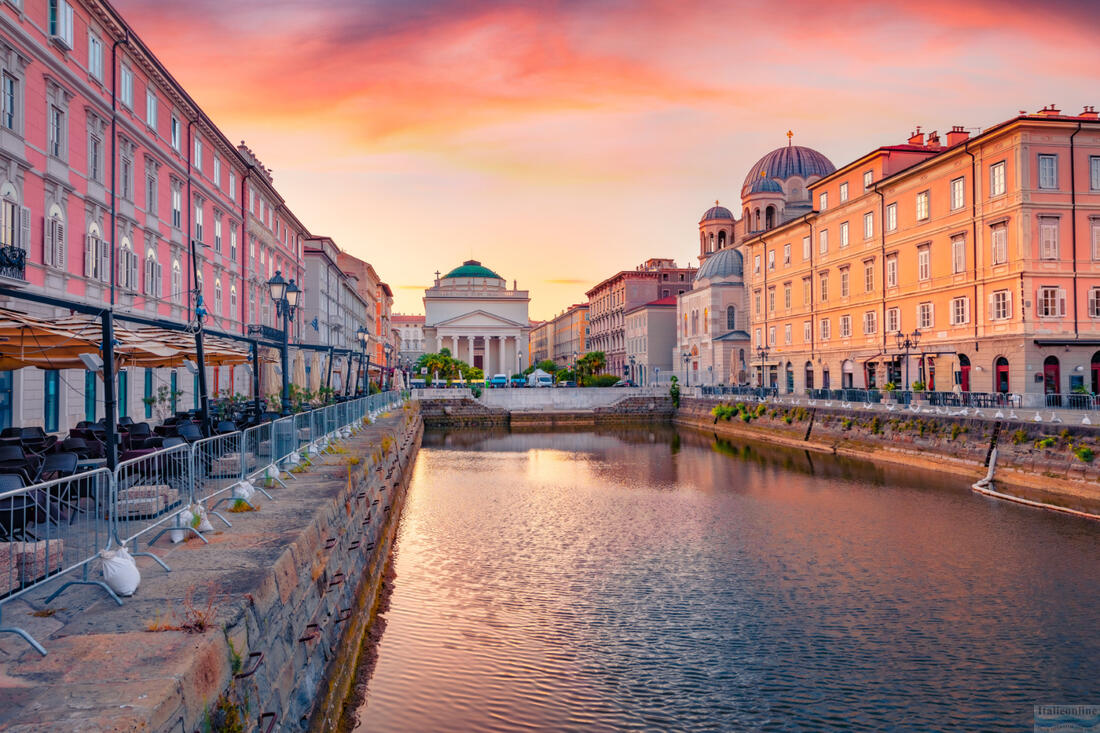 Gyönyörű reggeli kilátás a Canal Grande di Trieste-re és a SantAntonio Nuovo-templomra a háttérben