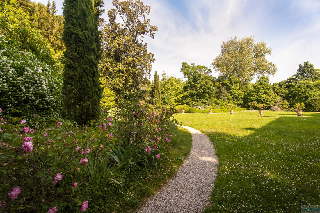 Jarní pohled na kvetoucí zahrady v Castello di Cordovado