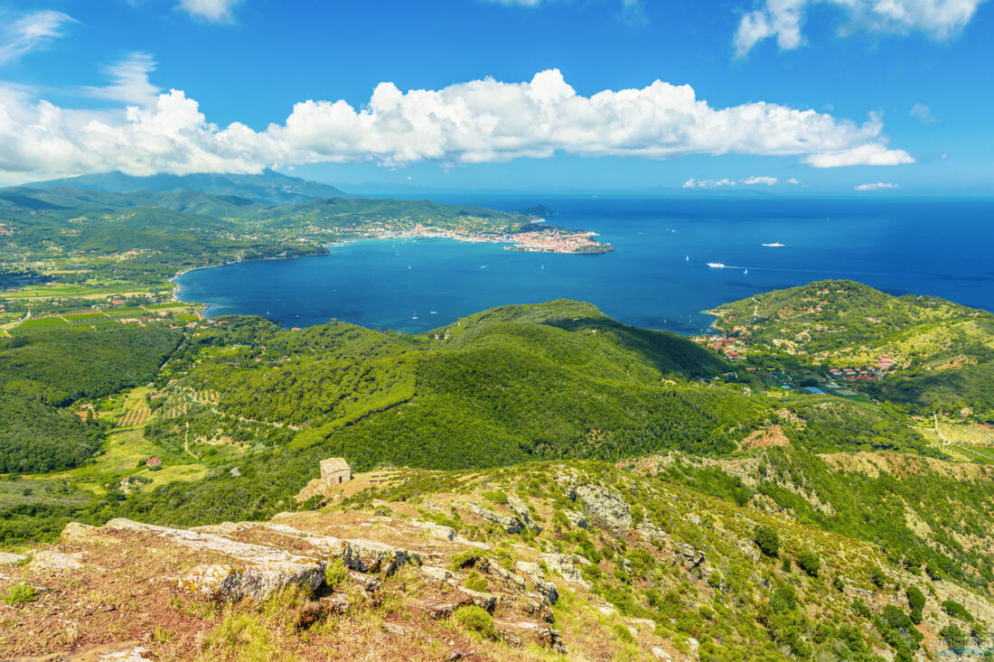 Pohled z úpatí hradu Castello del Volterraio na záliv Portoferraio - ostrov Elba