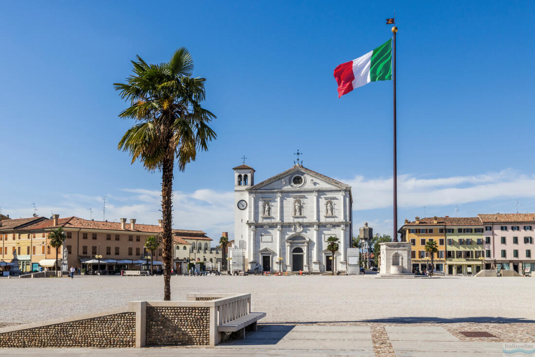 A főtér, a Palmanova Piazza Grande, háttérben a Chiesa del Santissimo Redentore