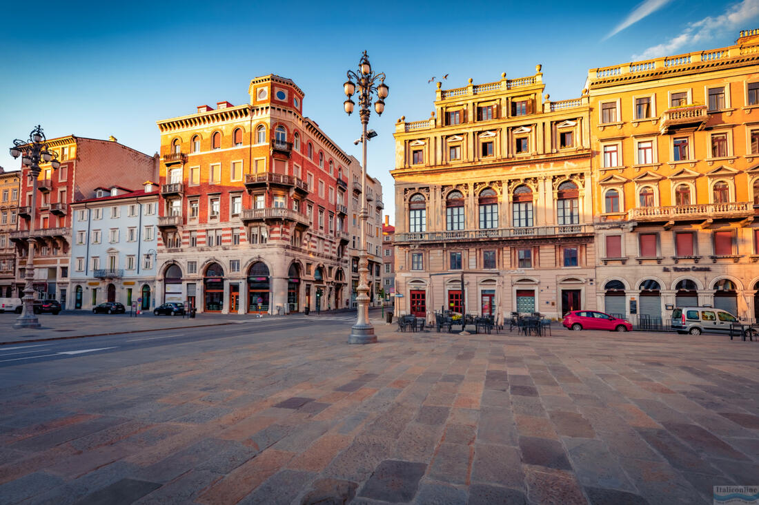 Csodálatos reggeli kilátás a Piazza del Ponte rosso városi térre