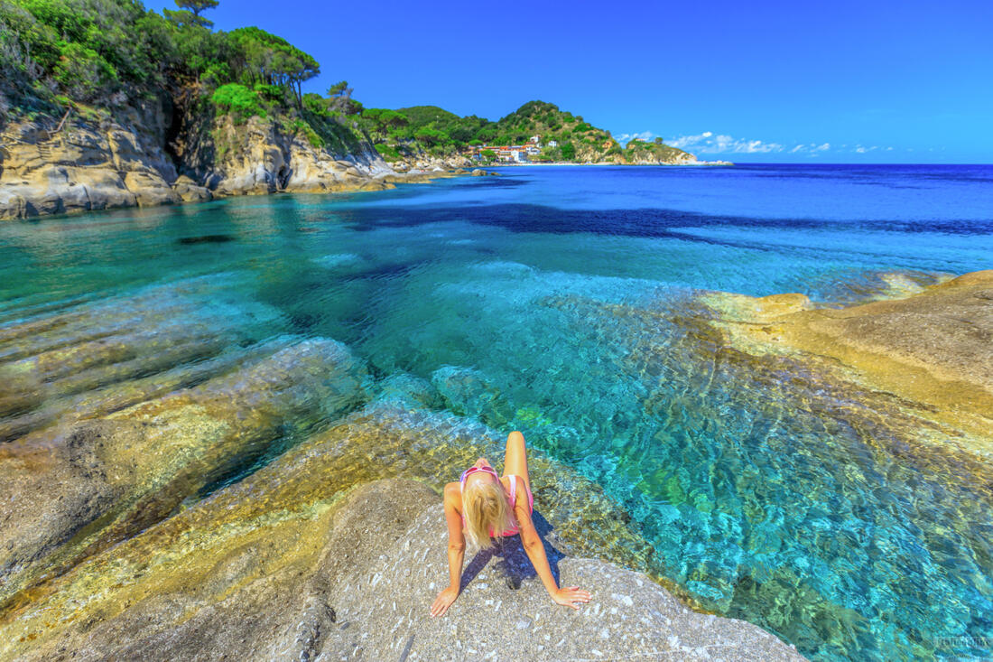 Nő napozó Cotoncello strandján, Elba