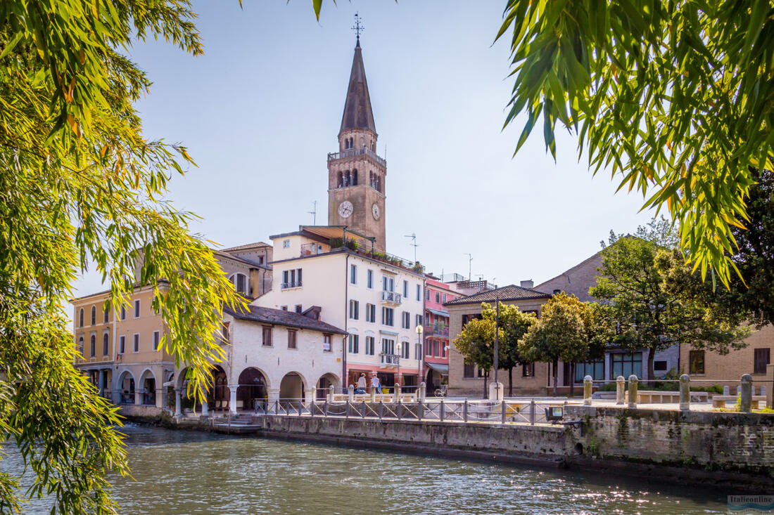 Portogruaro városképe a duomo di SantAndrea apostolo és a Lemene folyóval