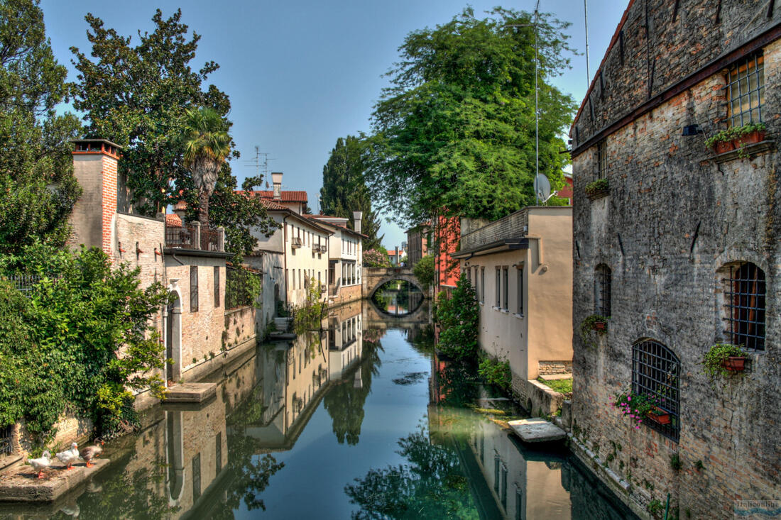 Festői kilátás a Portogruaro-i Lemene folyó két patakját összekötő csatornára