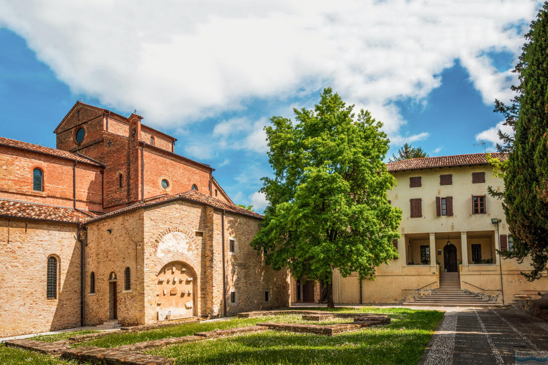 A Santa Maria in Silvis in Sesto al Reghena apátság udvara az eredeti, ősi háromlábú templom alapjaival