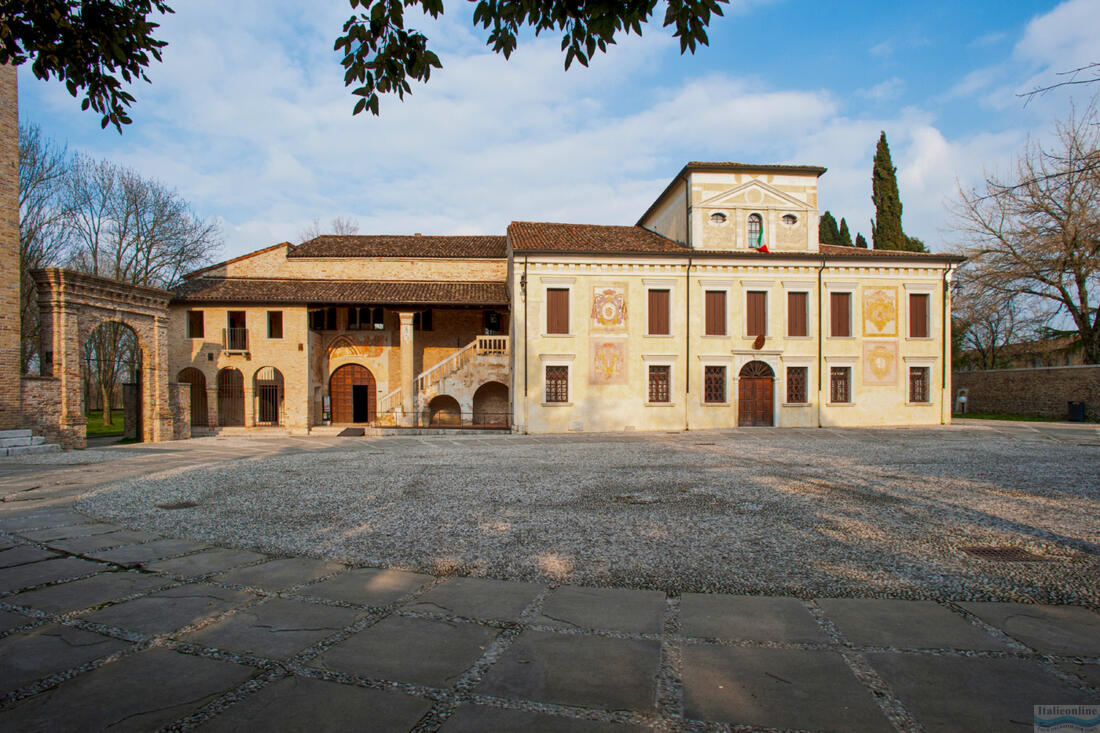 Sesto al Reghena - Piazza castello - Santa Maria homlokzata a Silvis-apátságban