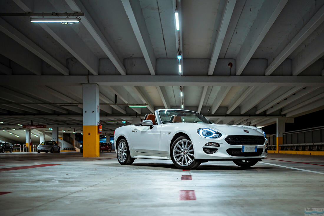 Fiat 124 Spider egy parkolóban, Abruzzo, Olaszország