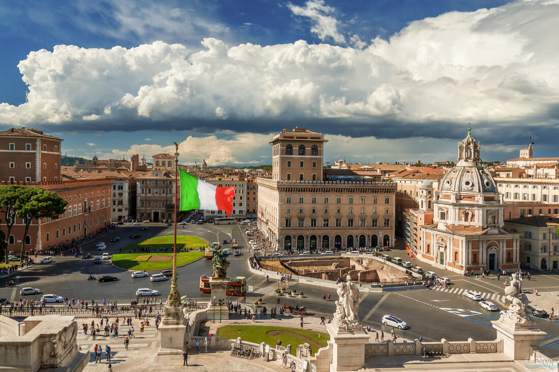 Olasz zászló a Piazza Venezián, Róma központjában