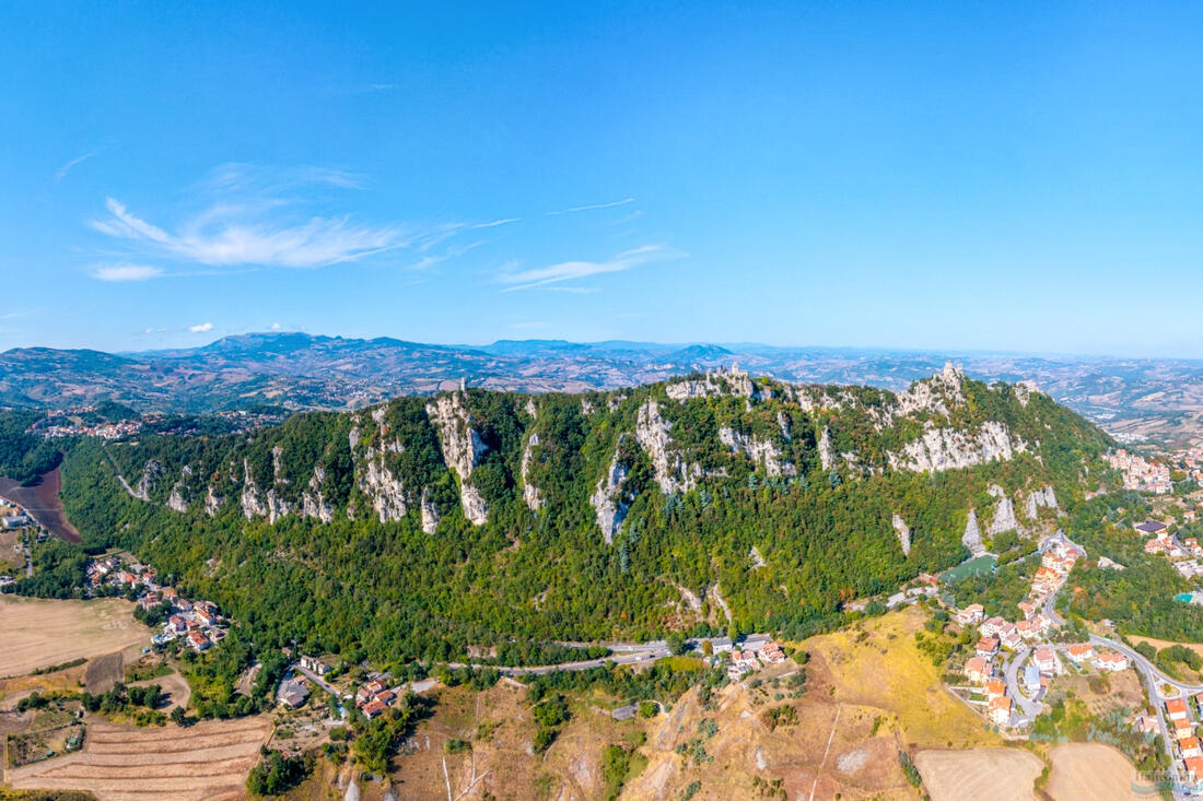 Légifelvétel a Monte titanóra San Marinóban