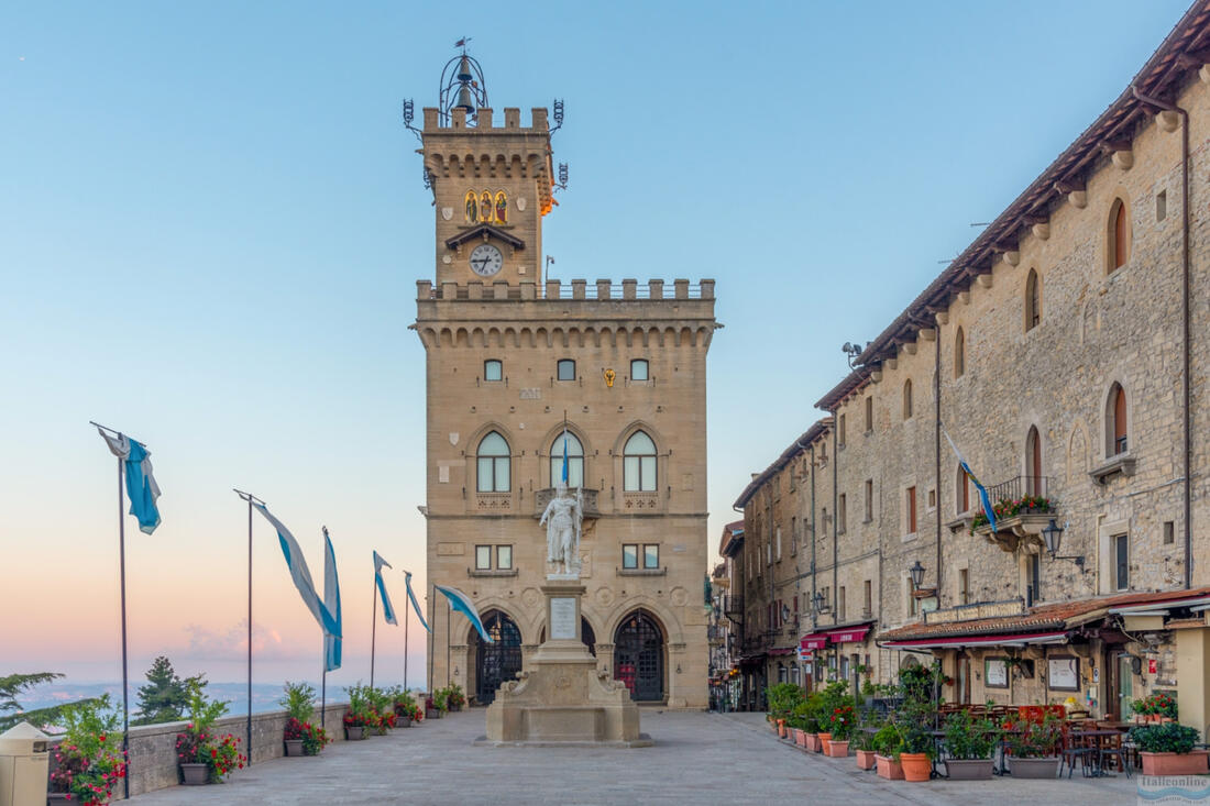 San Marino – Statua della Libertà a Palazzo Pubblico előtt a Piazza della Libertà