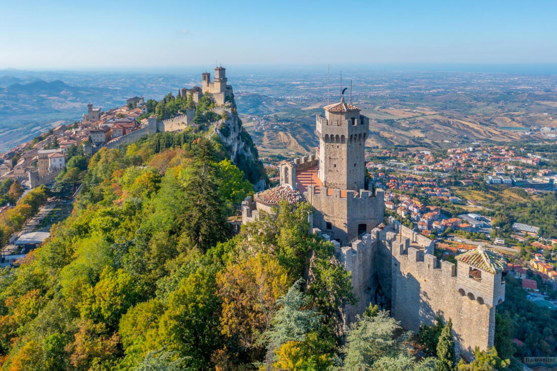 San Marino három tornya közül kettő – Torre Guaita és Torre Cesta