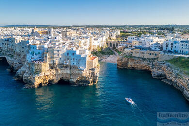 Polignano a Mare, egy város egy ikonikus barlangi étteremmel